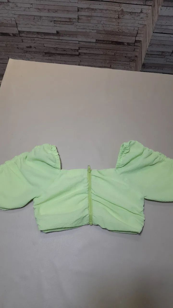 Vendo  Blusa  Croped de seda verde tamanho 13-14 anos seminovas.  - Foto 4
