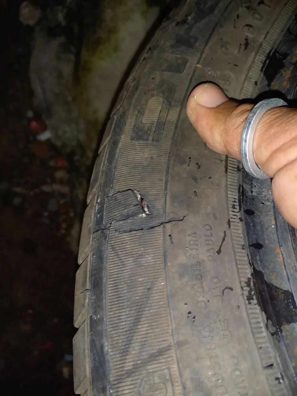 Pneu aro 14, 175, 65, precisa de conserto.  - Foto 4