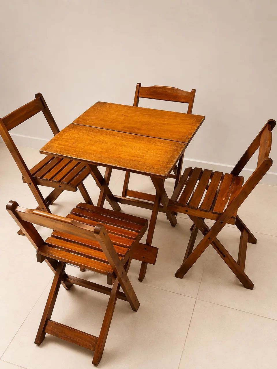 Jogo de Mesa com 4 Cadeiras 