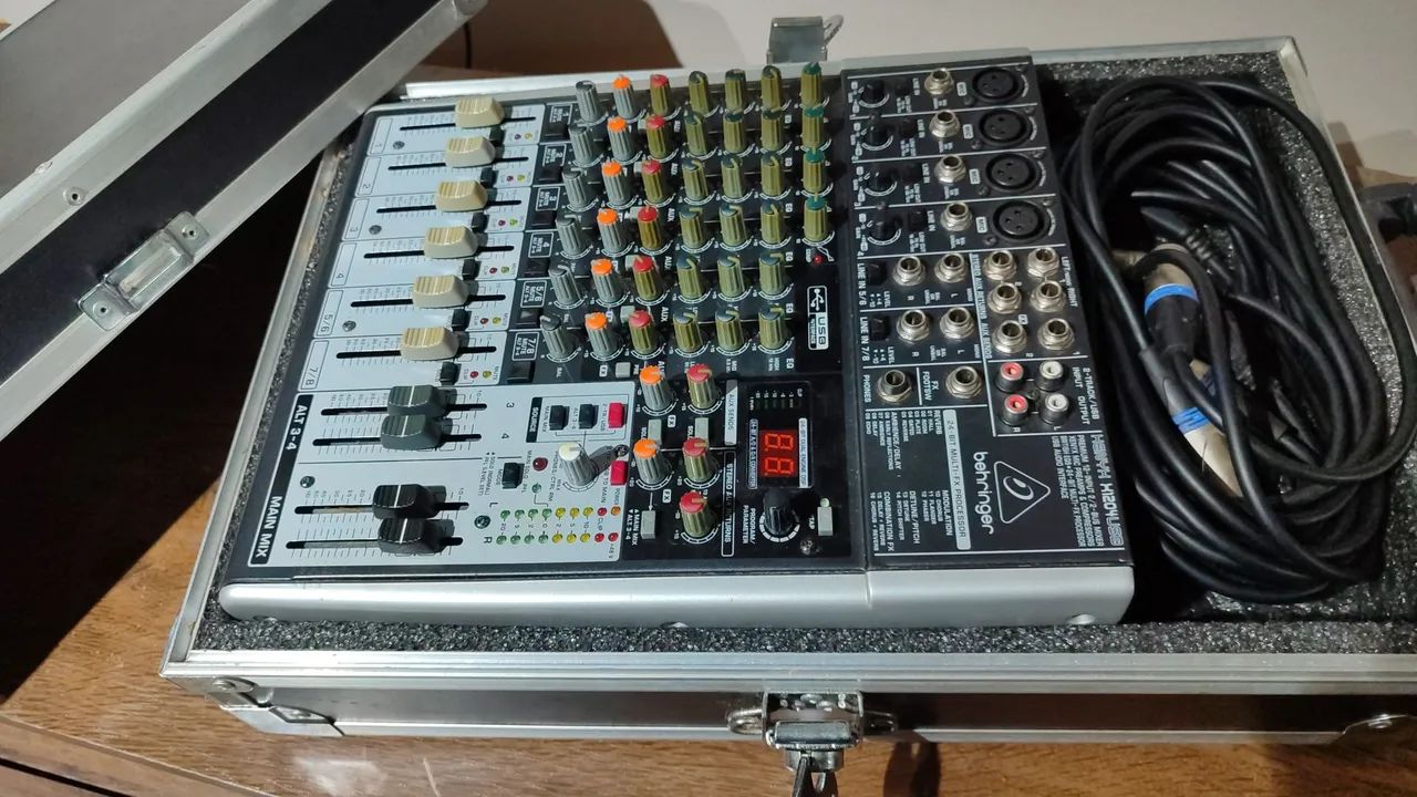MESA DE SOM BEHRINGER X1204USB + CASE RÍGIDO SOMCASE - Foto 5