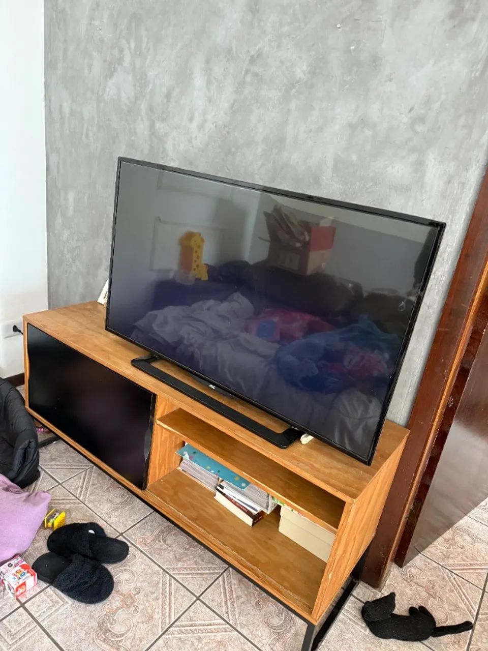 Armario de piso c/ televisão AOC 43 polegadas