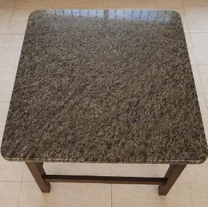 MESA COM TAMPO DE MÁRMORE 80 × 80 CM E PÉS DE MADEIRA - Foto 3