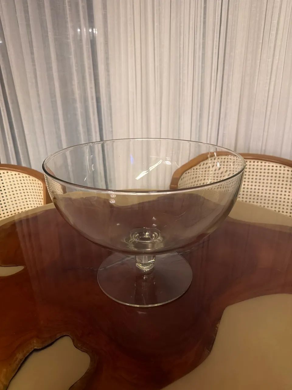 Taça grande de vidro com pé 