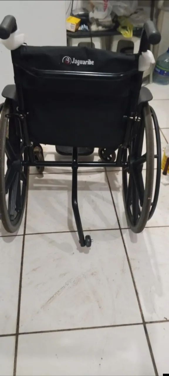 Cadeira de rodas monobloco com pneu macisso  - Foto 2