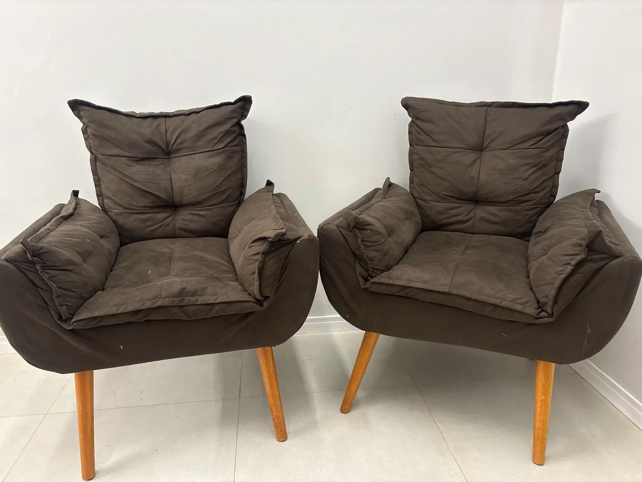 DUAS POLTRONAS 
