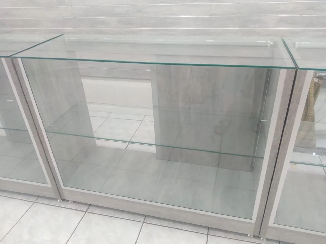 Vendo balcão de vidro para loja + balcão caixa  - Foto 2
