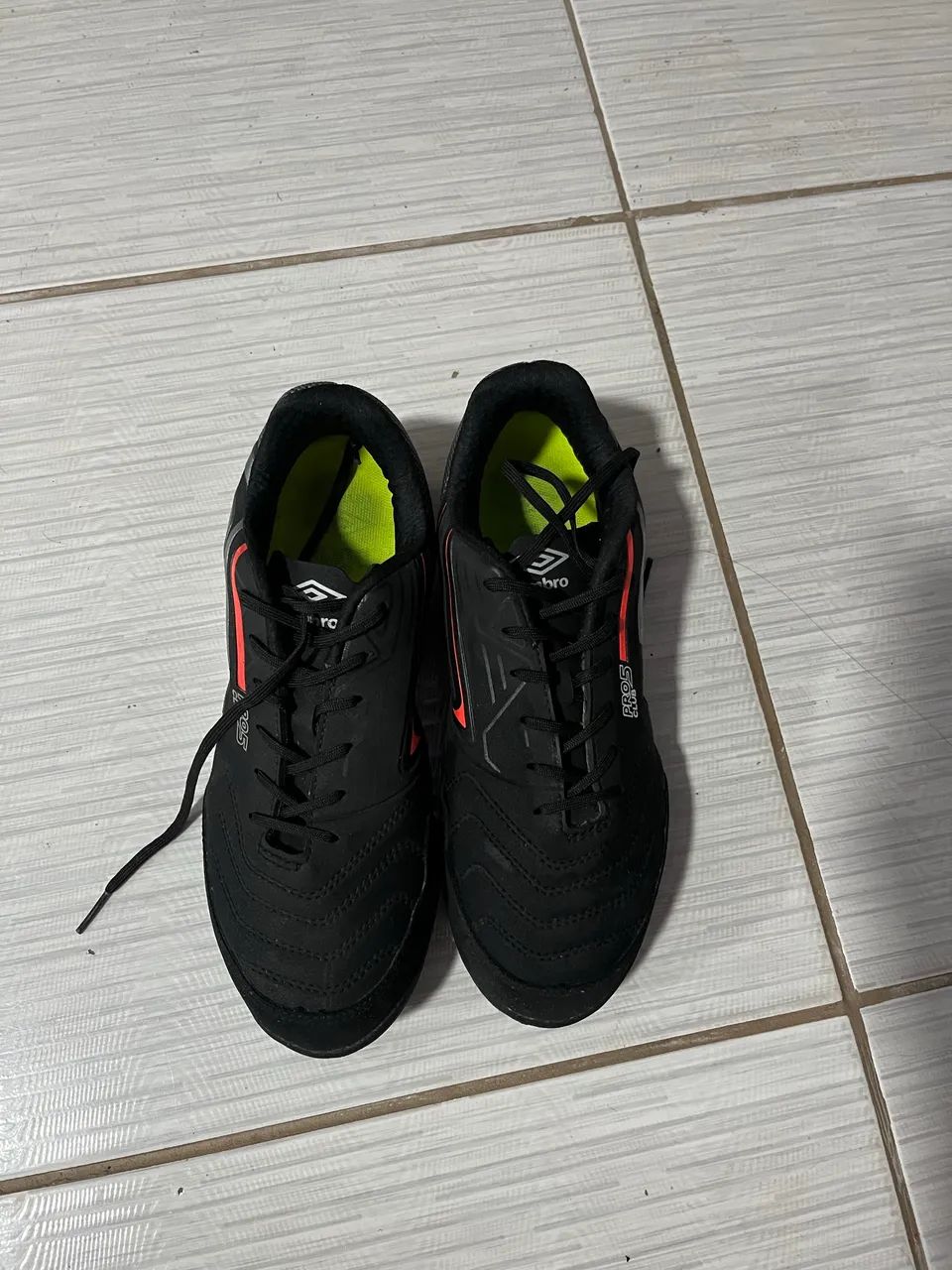 Chuteira umbro society 