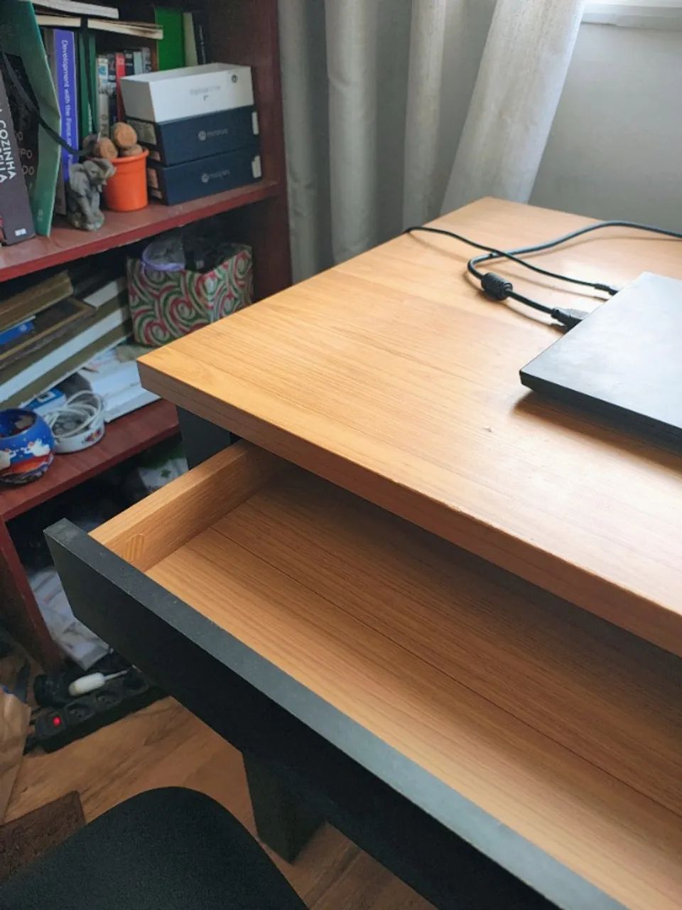 Mesa de trabalho semi nova, com gaveta - Foto 2