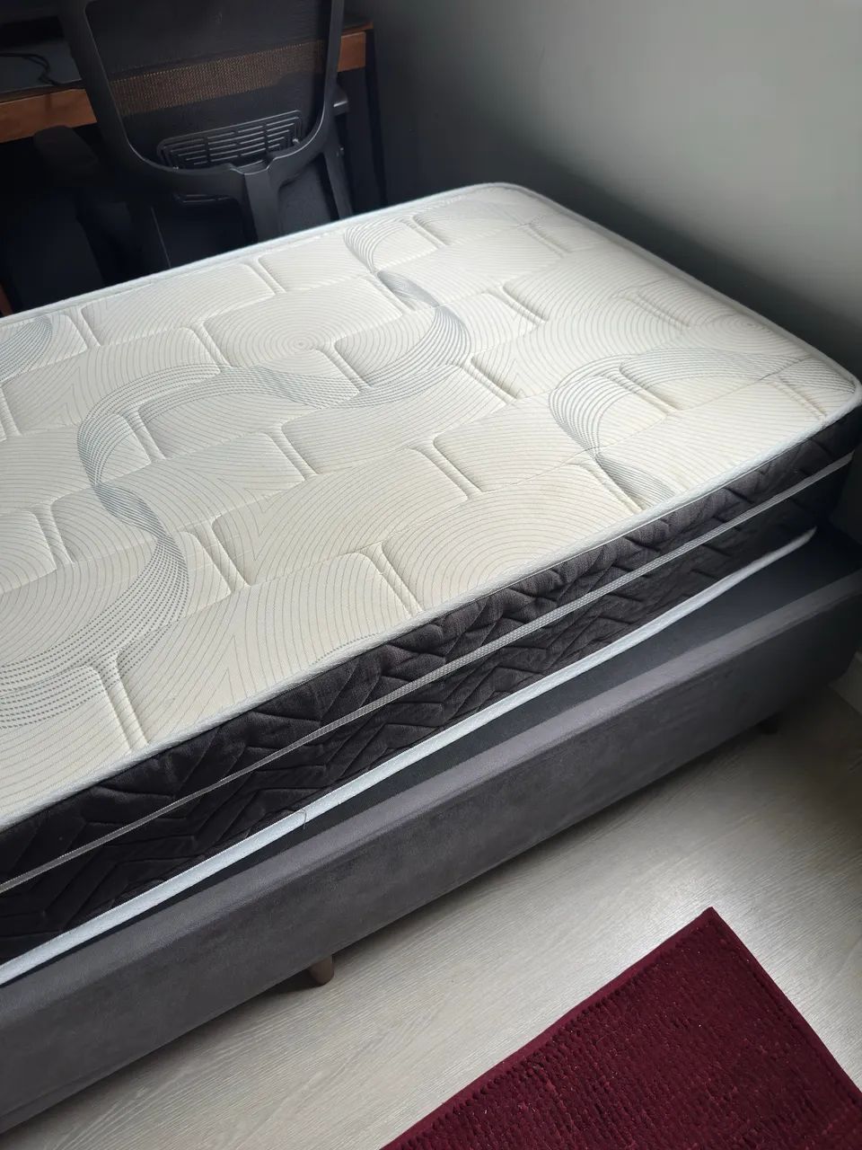 Vende-se cama de solteiro, com molas.
