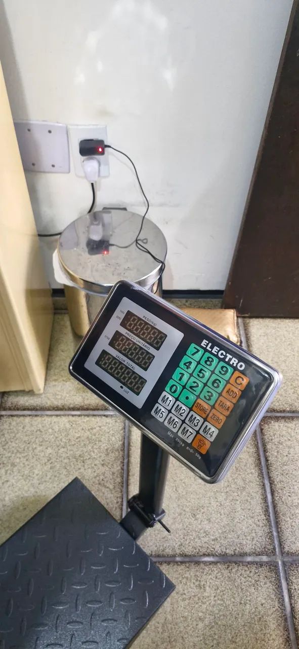 Balança Digital plataforma 200kg c mastro