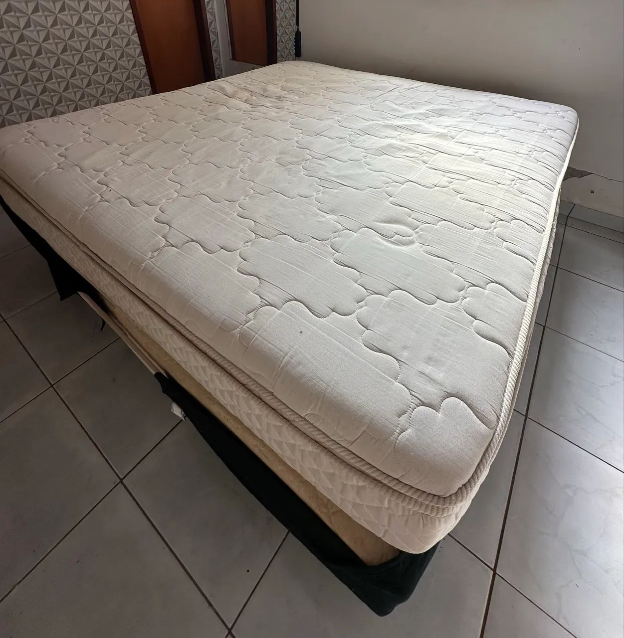 Vendo cama King completa com colchão, em bom estado de conservação.