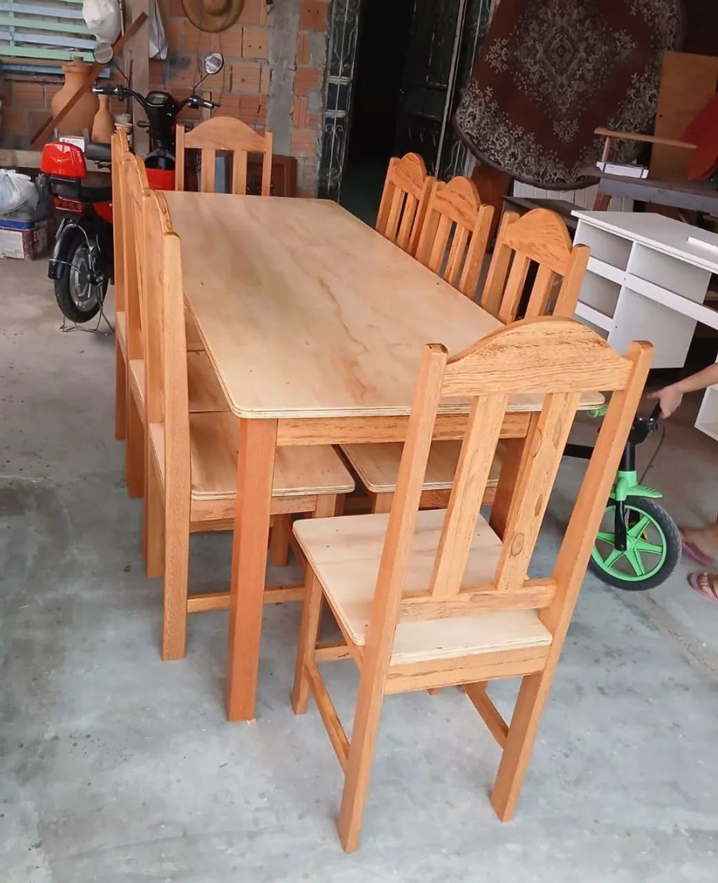 Vendo uma mesa de madeira grande com 8 cadeira