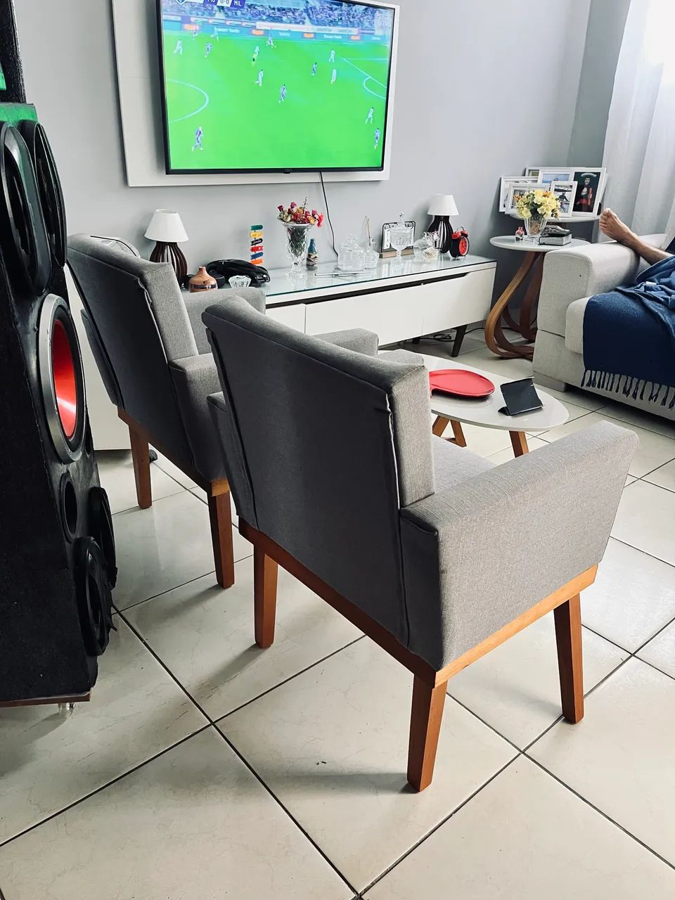 Kit 2 poltronas pés de madeira - Foto 3