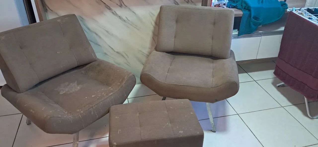 Para vender logo, duas poltronas e um puff