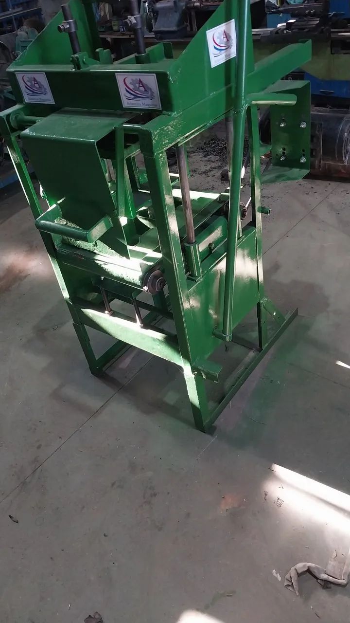 Maquina de  pré-moldado bloco, bloquete, troco em camionete 