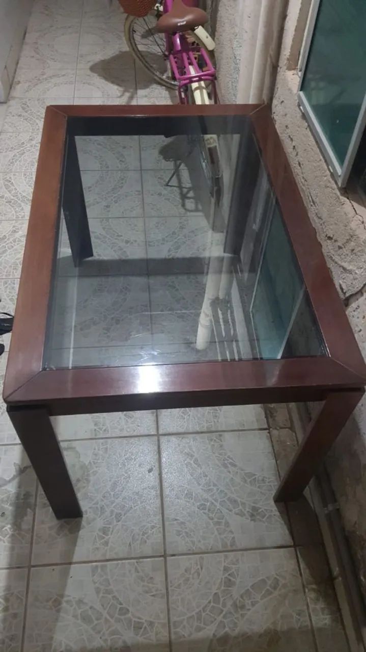 MESA DE MADEIRA COM TAMPO DE VIDRO 