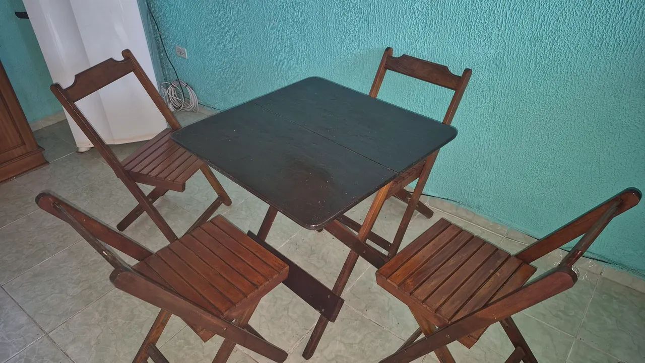 Mesa de madeira com 4 cadeiras. Dobrável.  Envernizada. - Foto 2