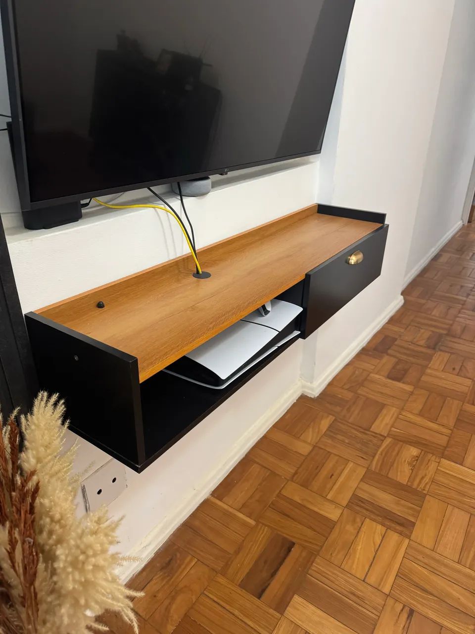 Rack Suspenso Preto com Madeira - Moderno e Excelente Estado - Foto 4
