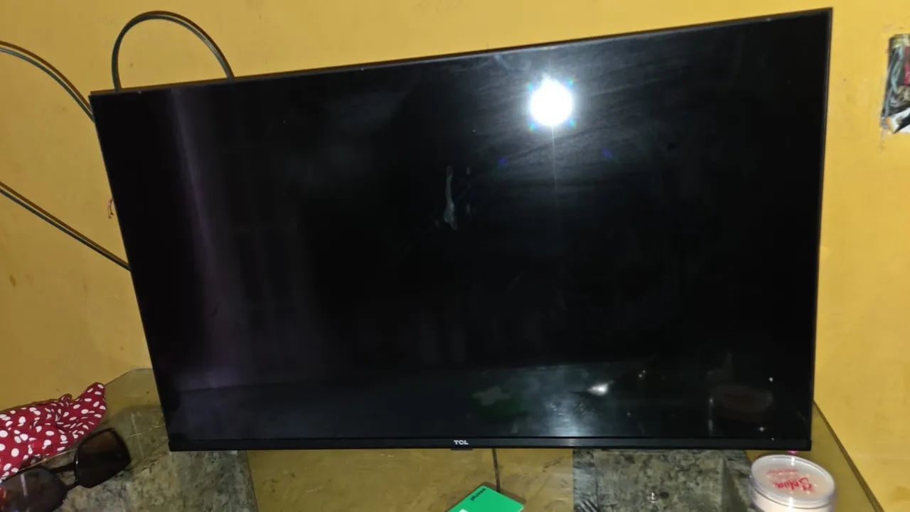 Vendo televisão de 33 polegadas, em bom estado de uso e conservação.  