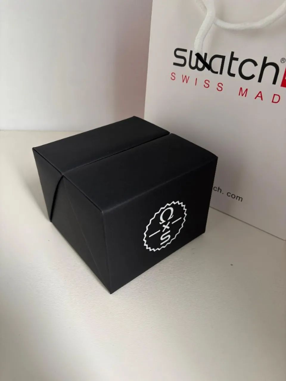 Caixa omega swatch preto