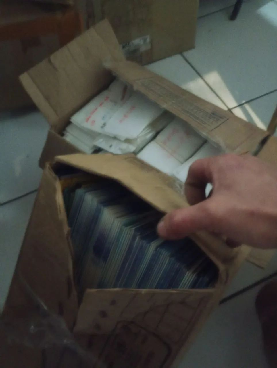 Kit com mais de 1000 unidades variadas de películas de vidro para celular 