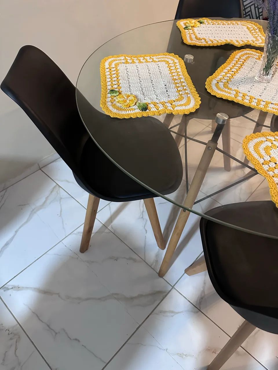 Mesa com 4 cadeiras  - Foto 2