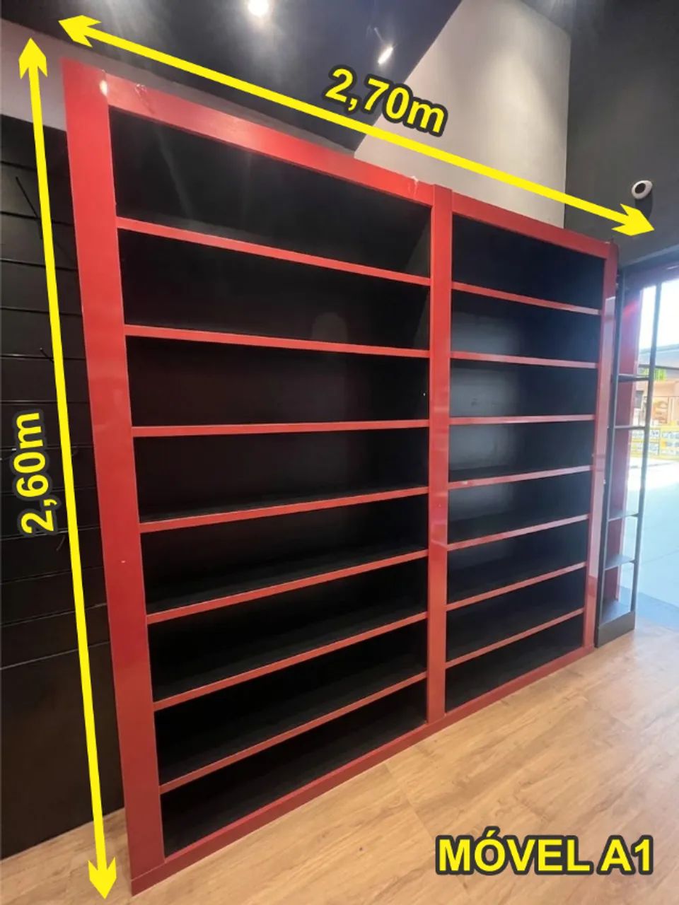 Prateleiras, balcão, armários, vitrine e painel em MDF