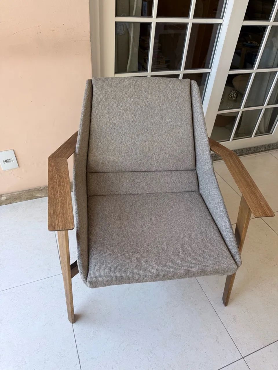 Vendo cadeiras em madeiras com estofado em tecido 