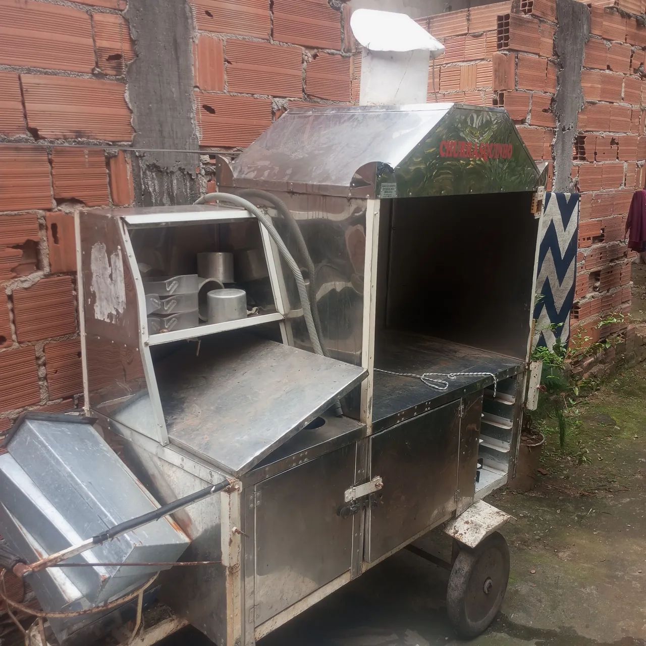 Vendesse carrinho de churrasco 3 em 1 lanches caldos  e churrasquinho valor 800  - Foto 3