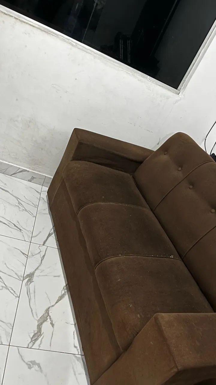 Vendo sofá 3 lugares com marcas de uso 