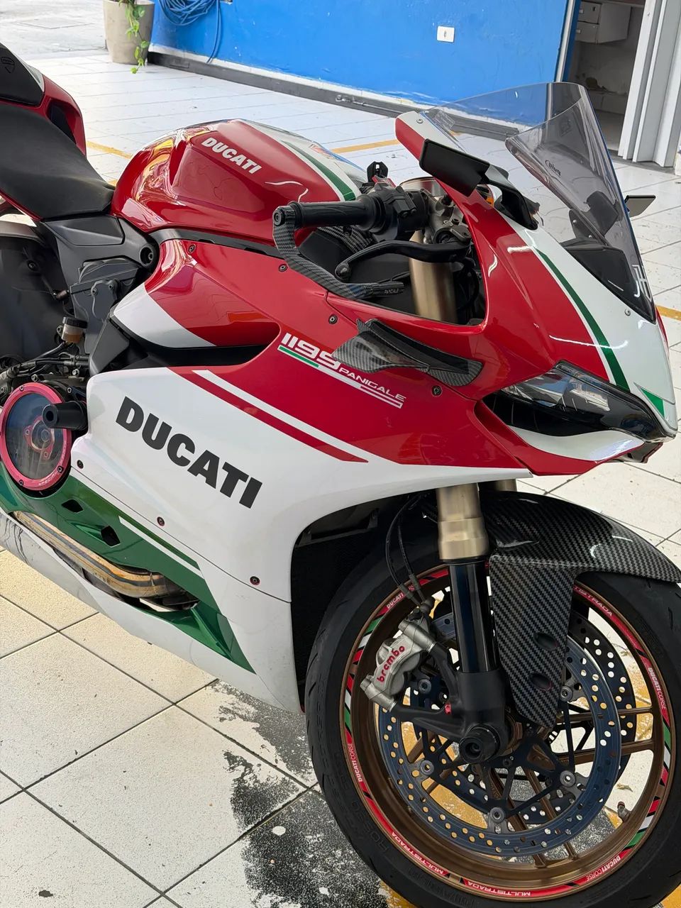Moto extremamente nova 