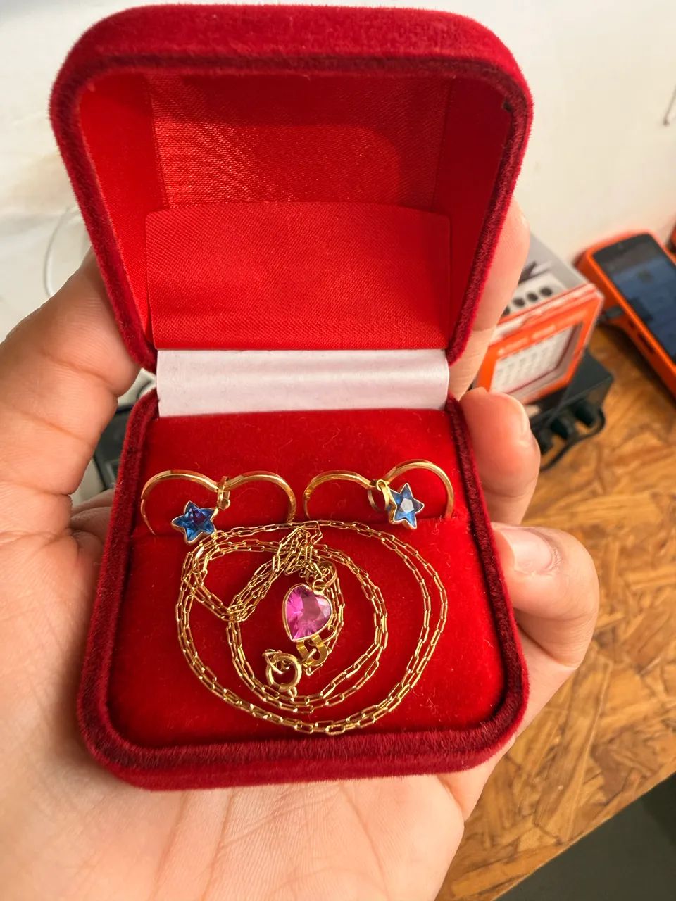 Vendo cordão e brinco de ouro.