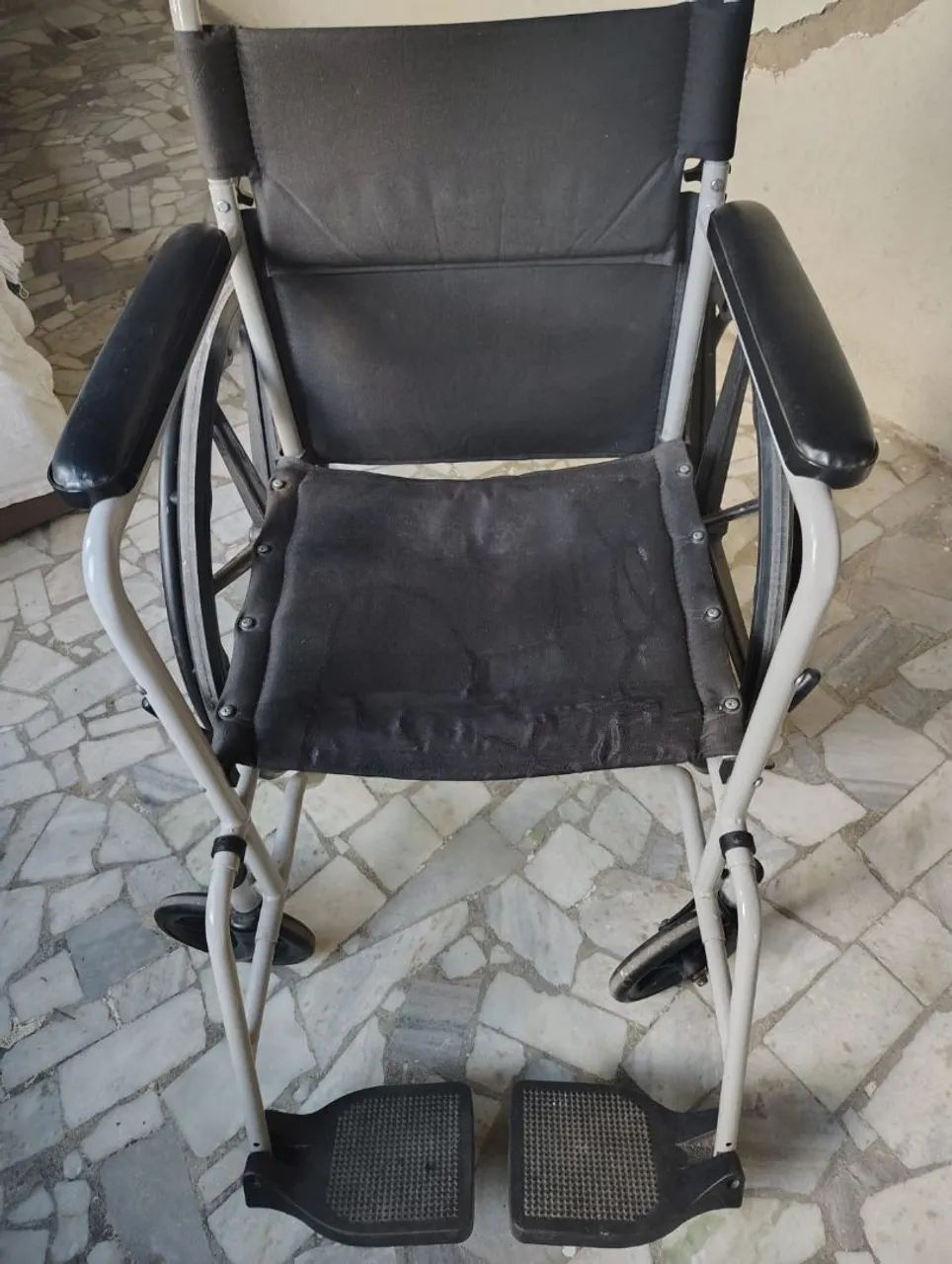 Cadeira de rodas em perfeito estado.
