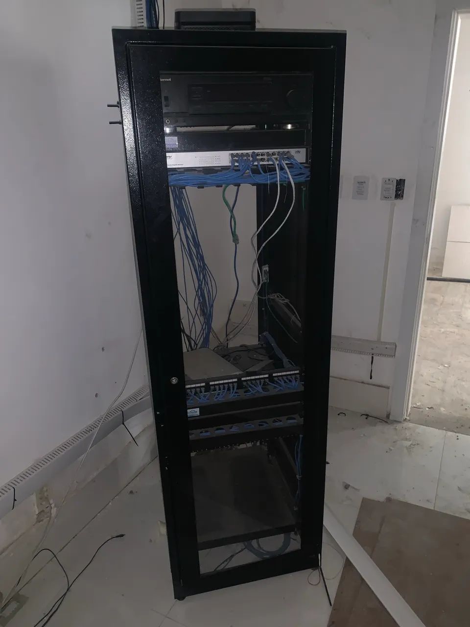 Rack com switch e patch painel  - Foto 3