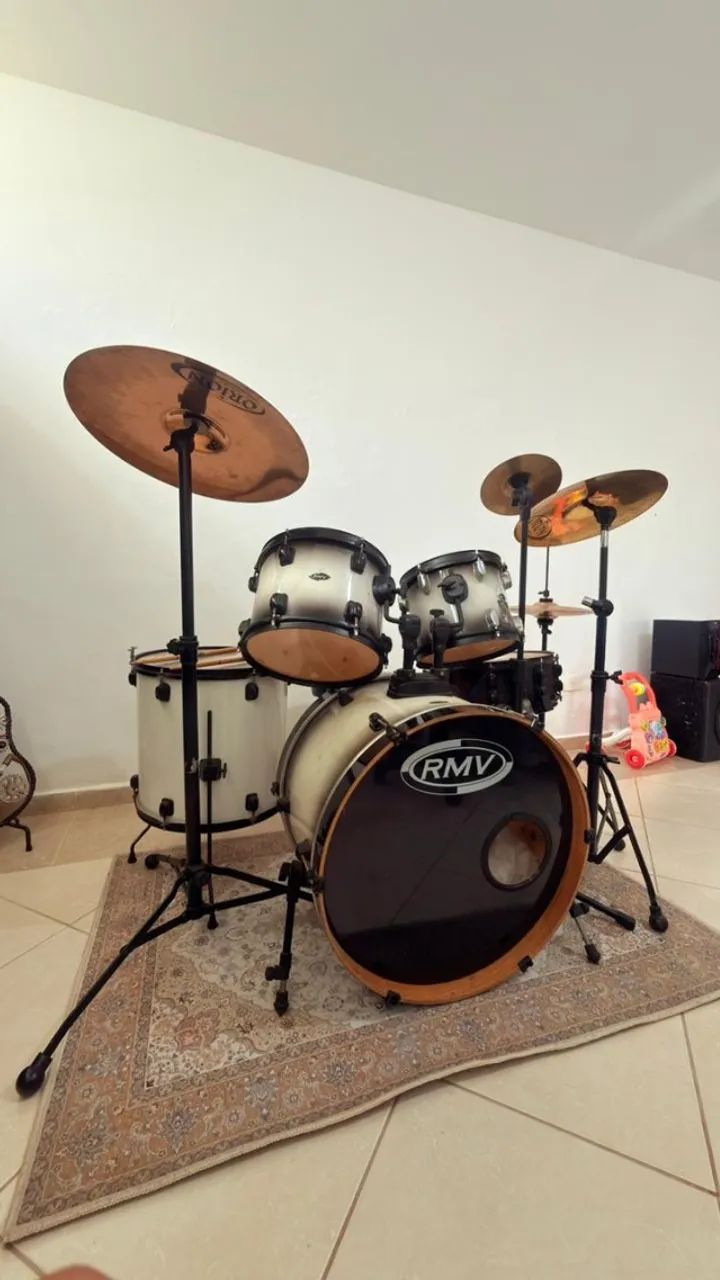 Bateria acústica usada RMV com pratos Orion. - Foto 3