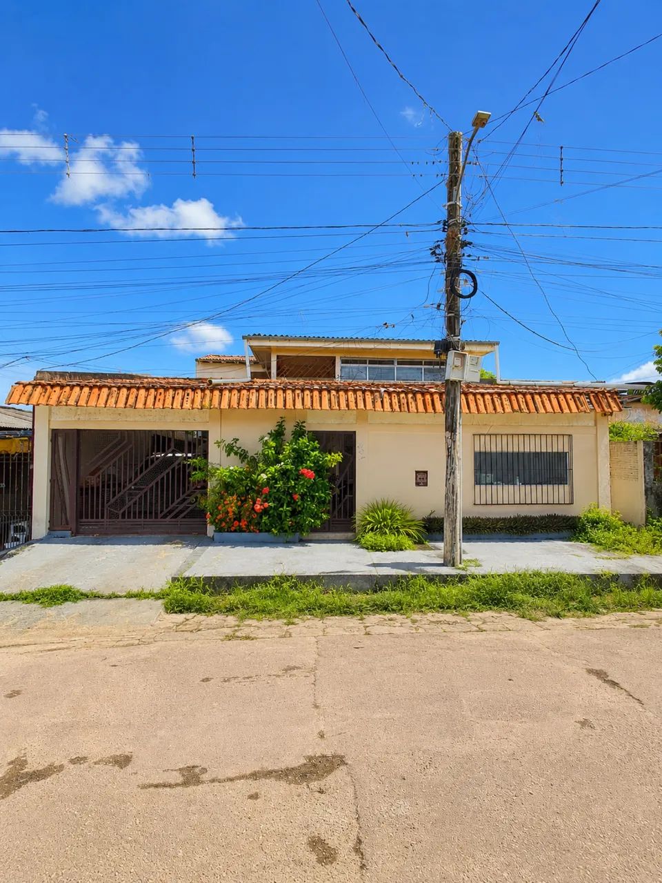 Casa 2 pavimentos e piscina na Zona Sul