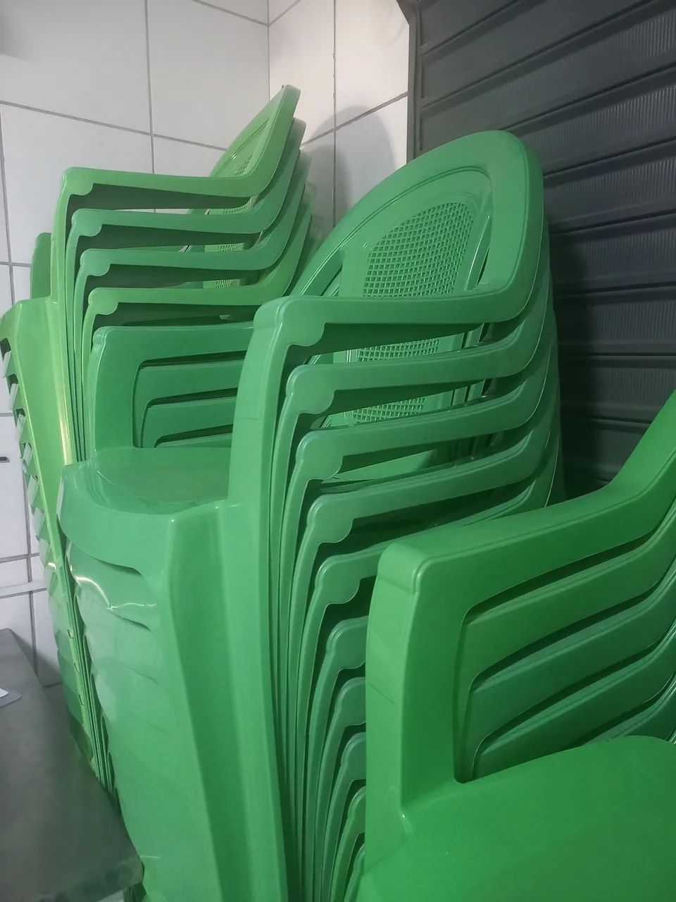 Vendo cadeiras de plástico com braços  - Foto 5