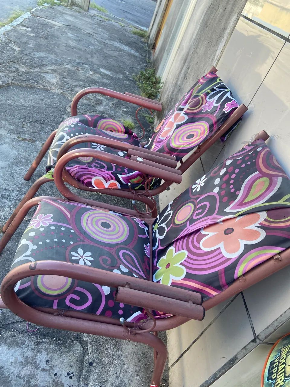 Vendo 2 cadeiras de jardim de ferro com acento acolchoado 