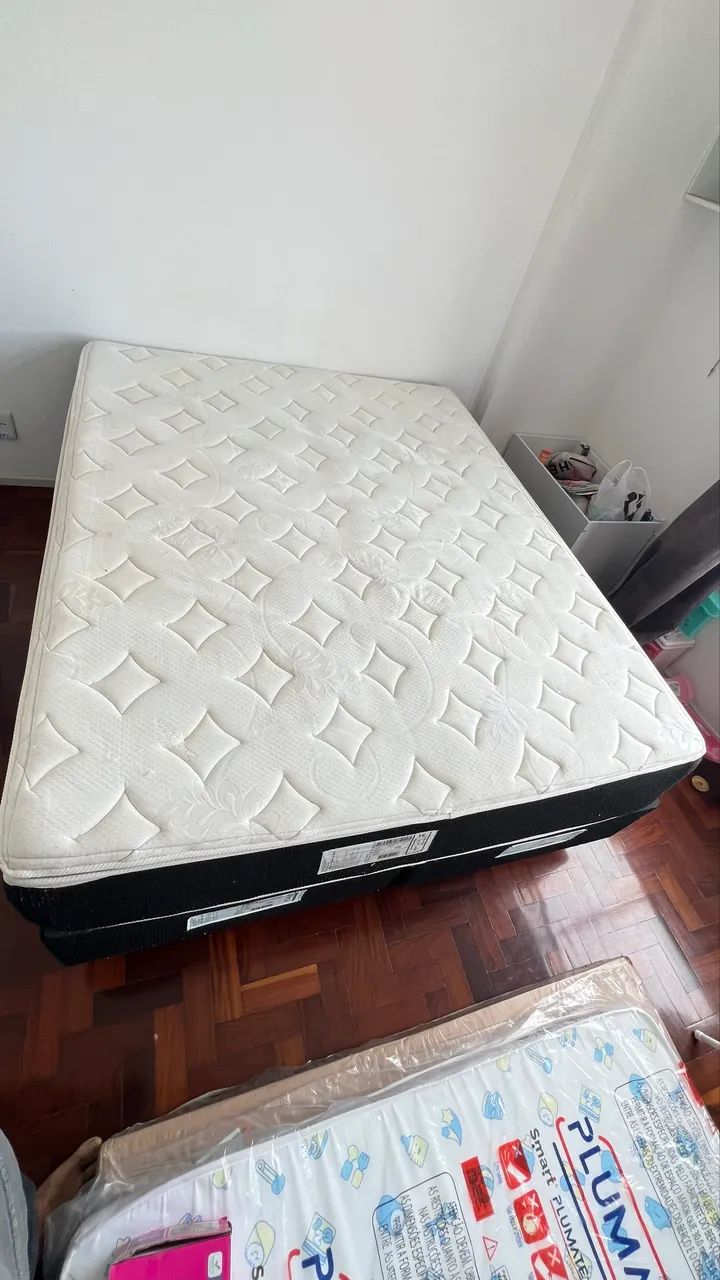 Cama box com colchão queen em perfeito estado 