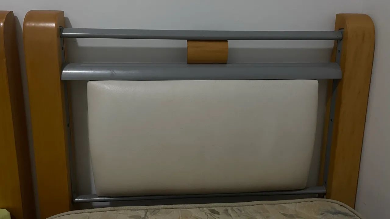 Cama de solteiro de madeira maciça 