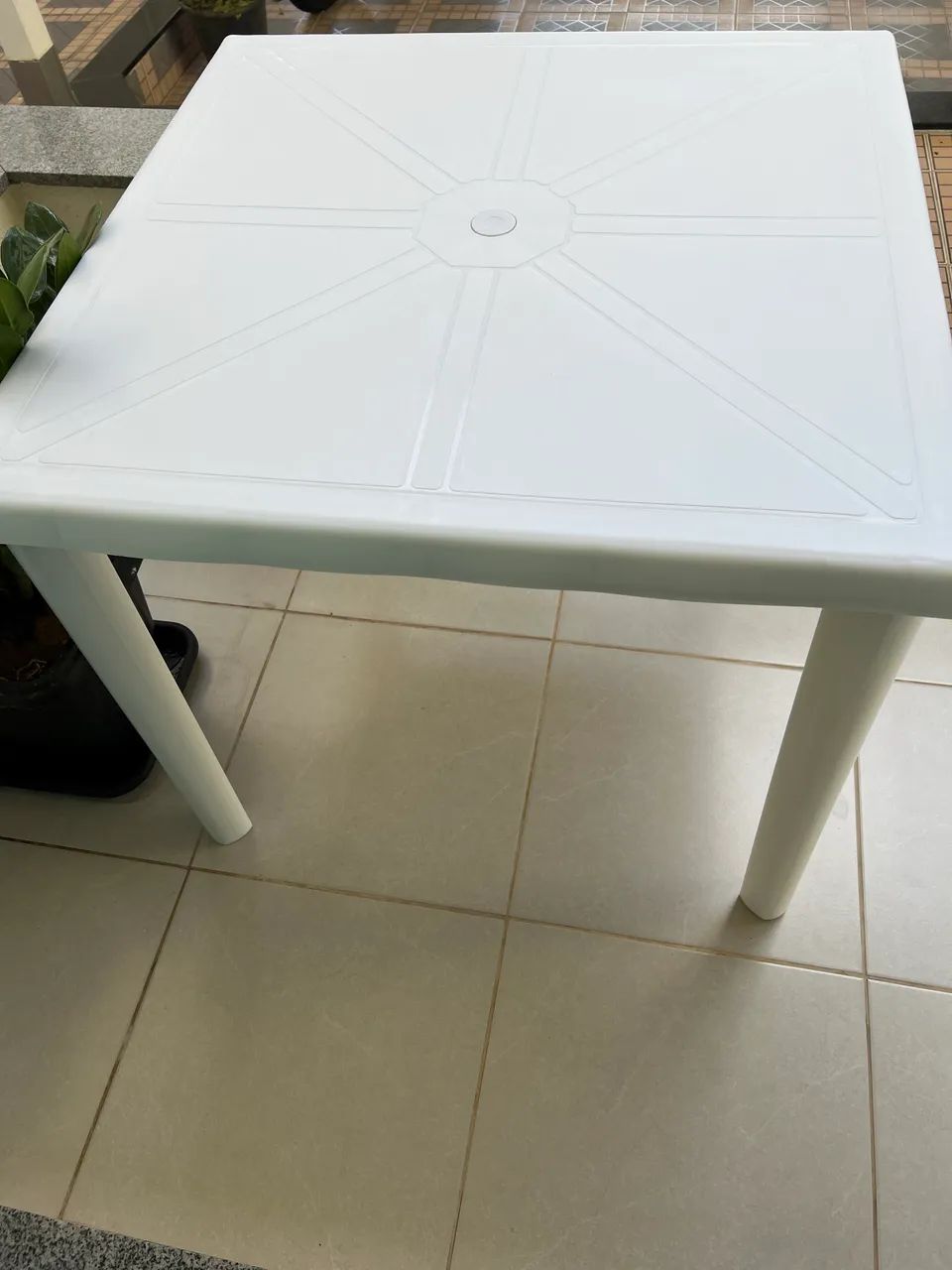 Jogo de mesa com 4 cadeiras 