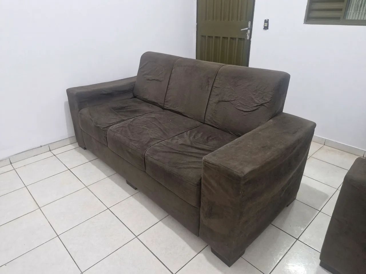 Sofá 3 lugares marrom usado - Foto 2
