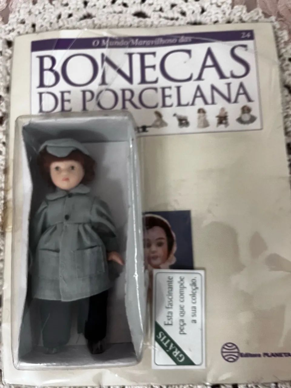 Boneca de porcelana antiga com revista  - Foto 2