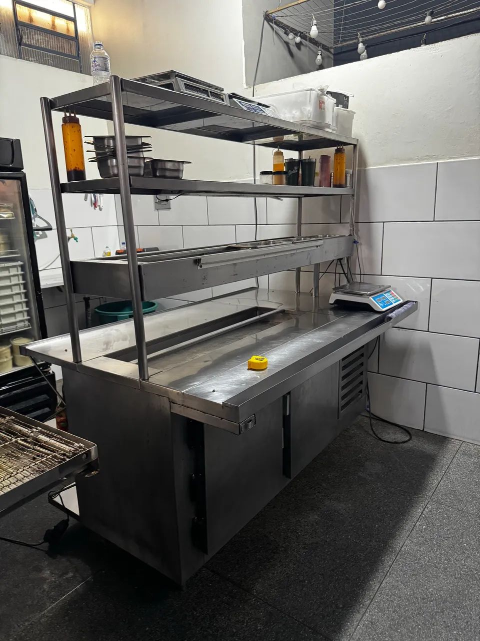 Mesa condimentadora refrigerada