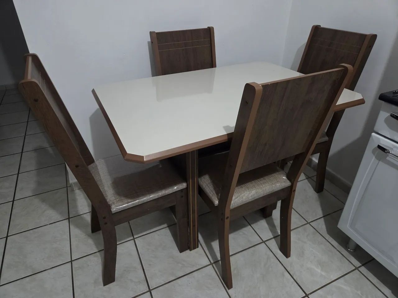 Conjunto mesa com 4 cadeiras 