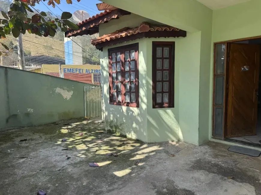 Vendo casa em Alzira Ramos com quintal 