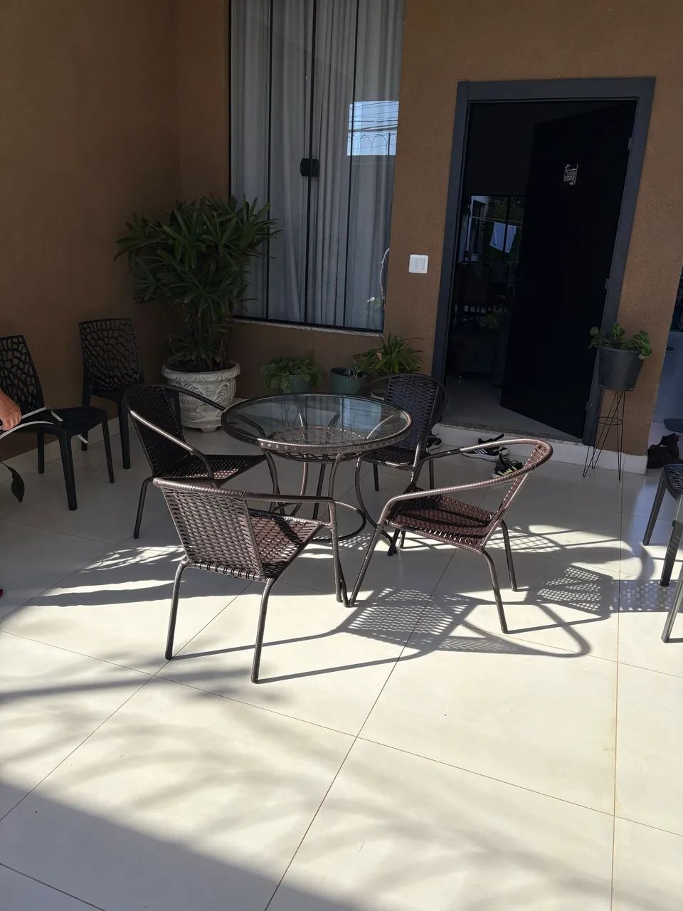 Cadeira com mesa de centro 