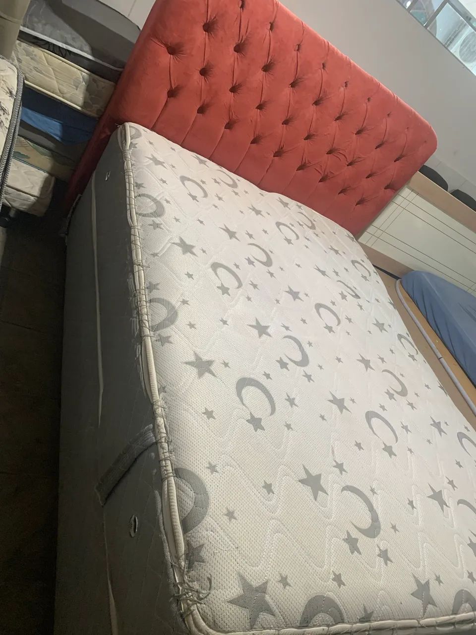 CAMA DE CASAL COM CABECEIRA VERMELHA 