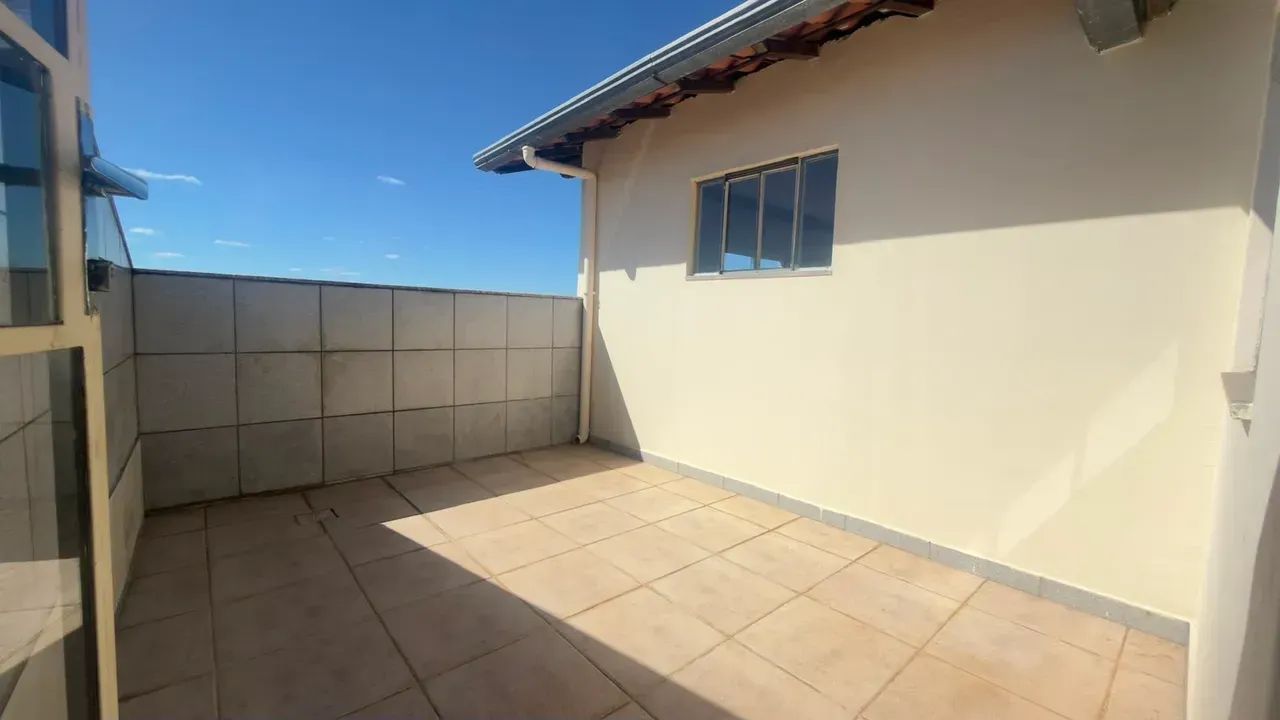 SALA COMERCIAL LOCALIZADA NA AV GUARAPARI