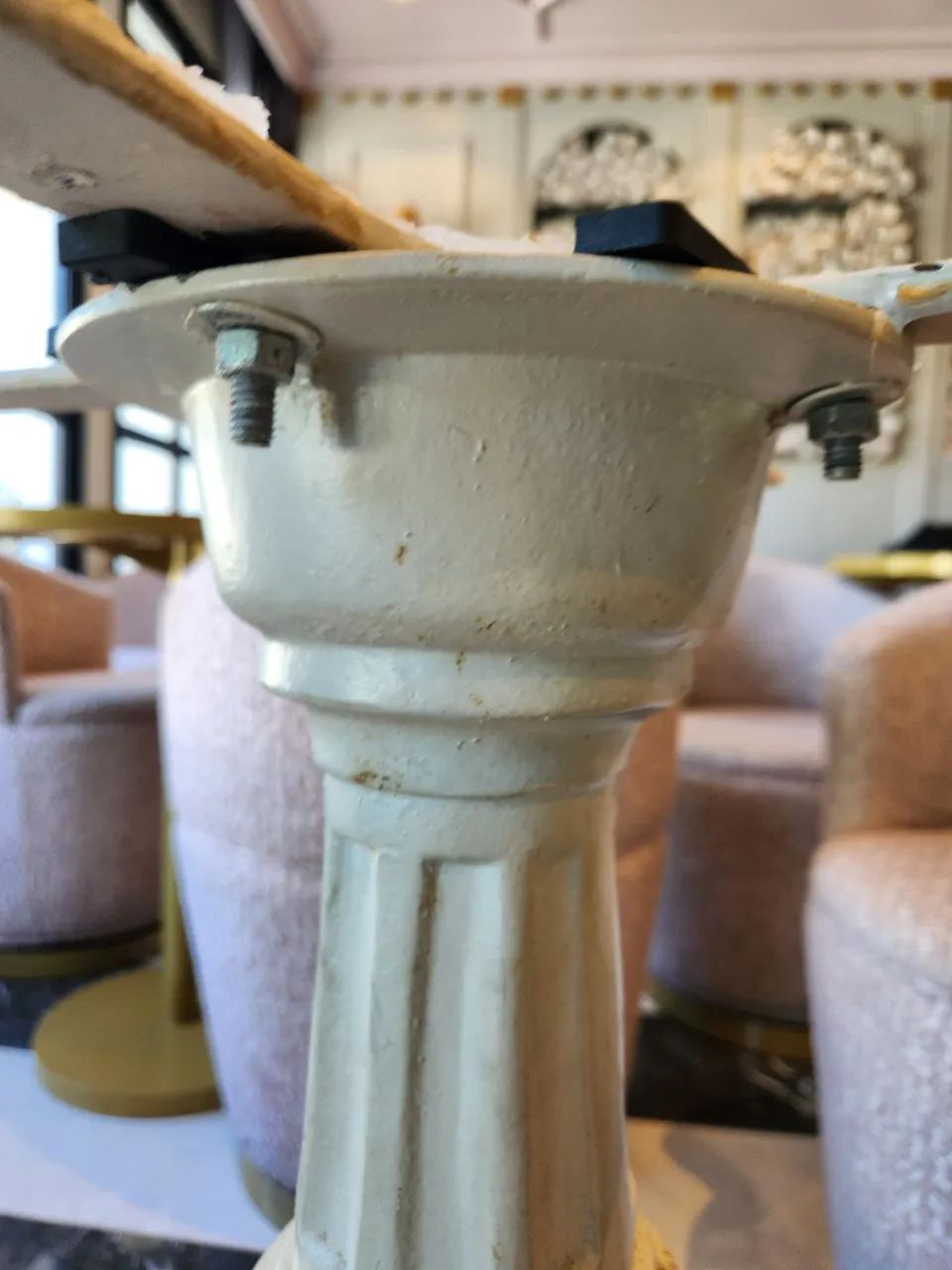 Pé de mesa de ferro fundido pintada de branco - Foto 2